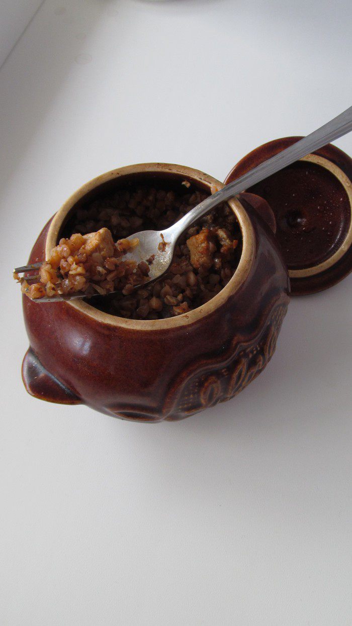 Греча с мясом и грибами в горшочке