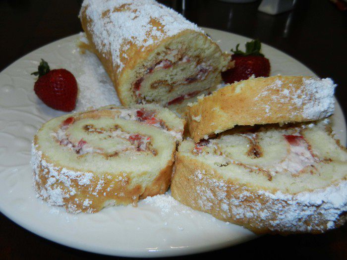 Рулет с клубникой и сливками (Cream-filled cake roll)