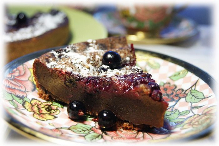 Шоколадный клафути с черной смородиной в мультиварке