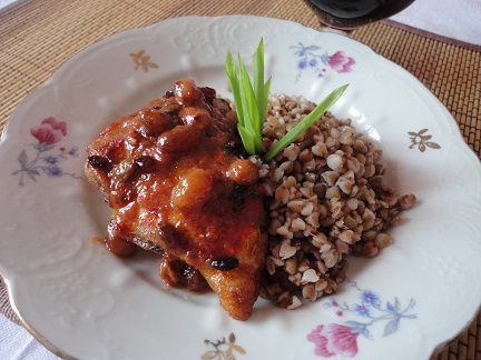 Куриные грудки с изюмом и барбарисом