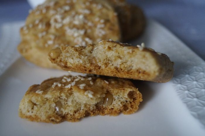 Мягкое печенье с сыром и кедровыми орешками