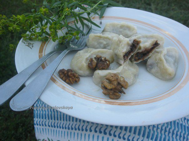 Вареники с черносливом, грецкими орехами и медом