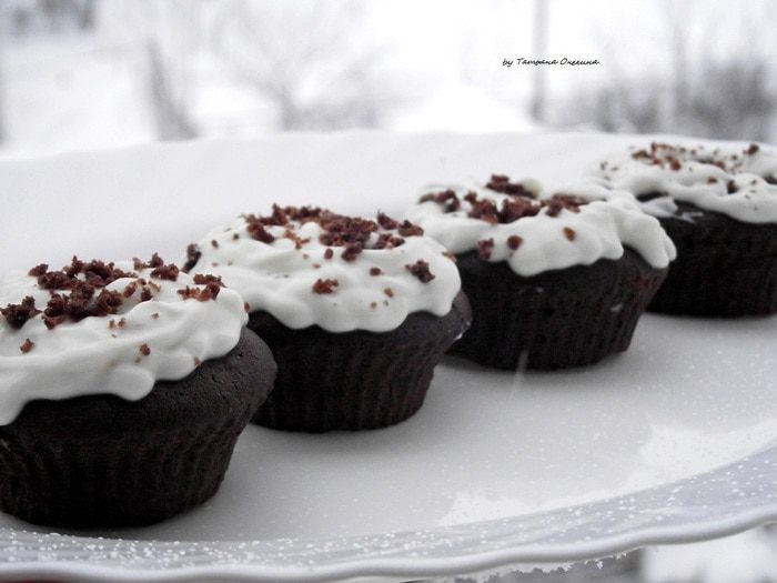 Шоколадные капкейки с кремом из сливочного сыра
