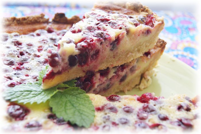 Тарт с брусникой и запеченным ганашем из белого шоколада