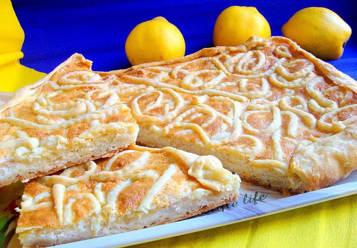 Творожно-белковый пирог с айвой