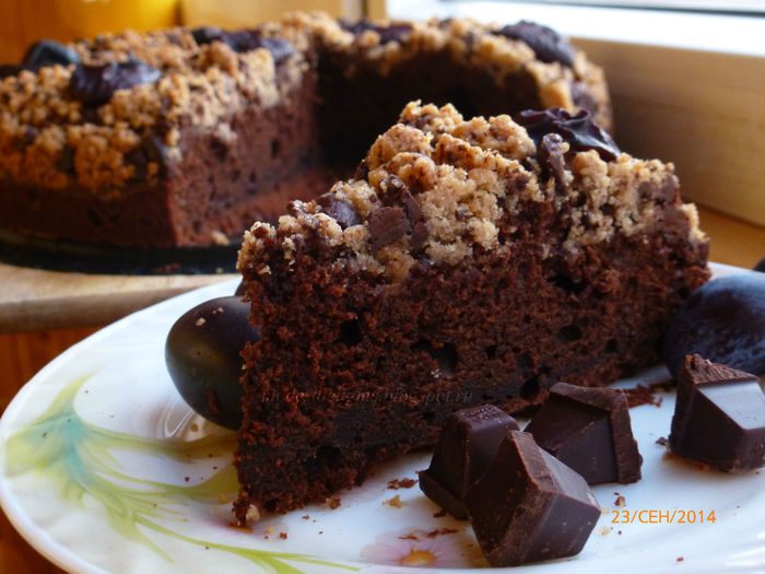 Шоколадный пирог со сливами и штрейзелем