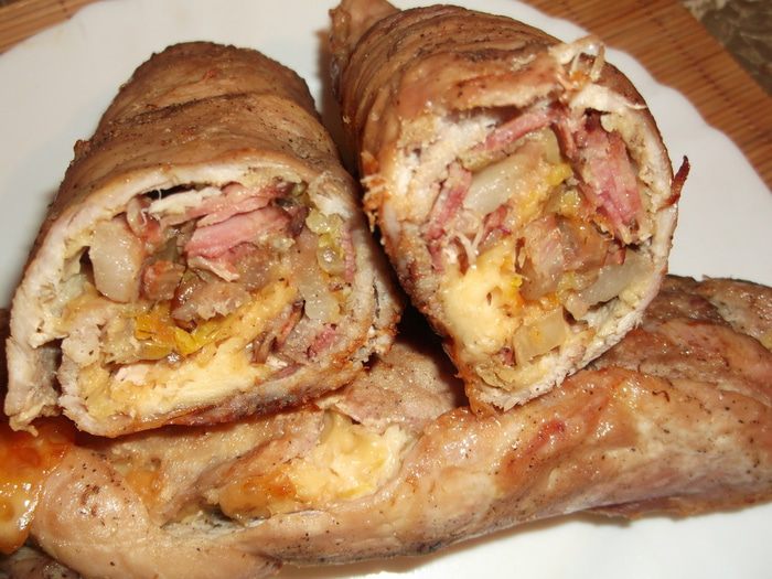 Мясной рулет с квашеной капустой