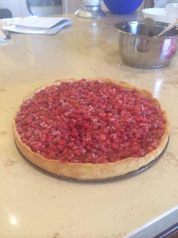 Открытый пирог из песочного теста с брусникой