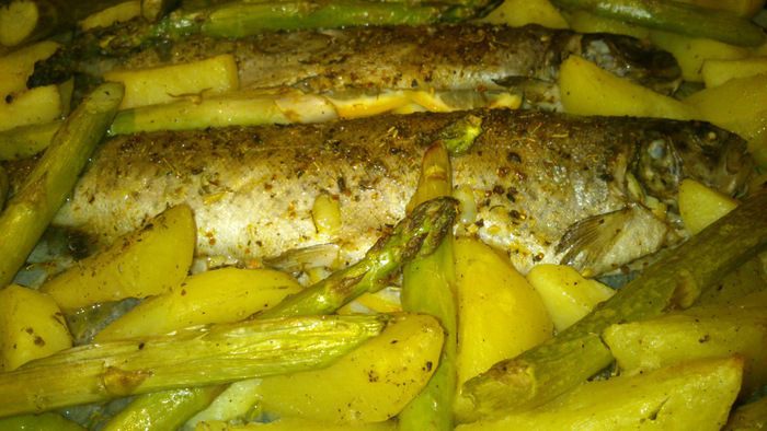 Запеченная форель со спаржей и картофелем