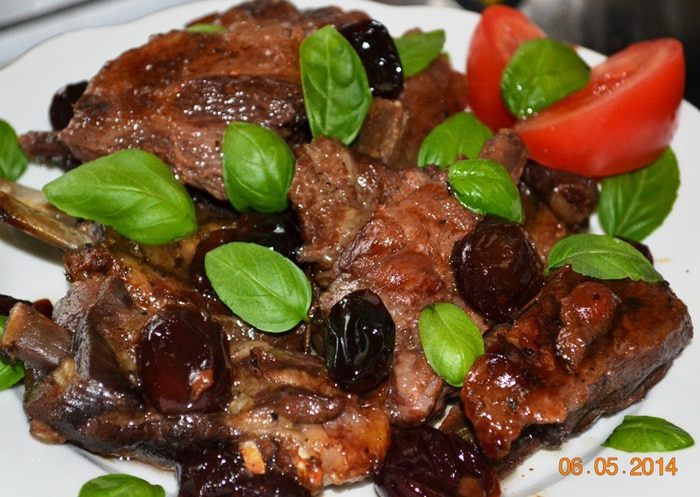 Свиные ребрышки со сливами
