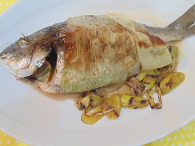 Запеченная в порее дорада с луком-пореем