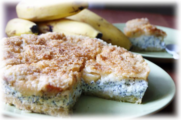 Творожный пирог с маком и карамелизированным бананом