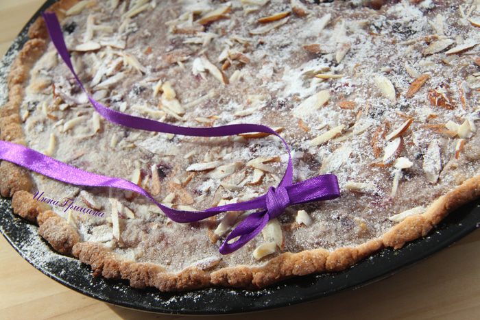 Миндальный тарт с черной смородиной