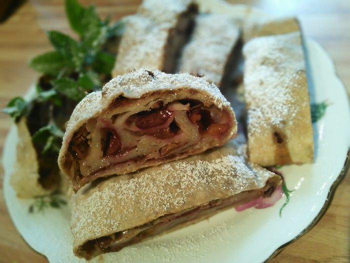 Сливово-имбирный штрудель