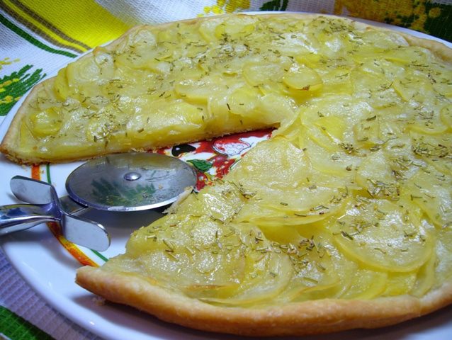 Постная пицца бьянка с розмарином и картофелем