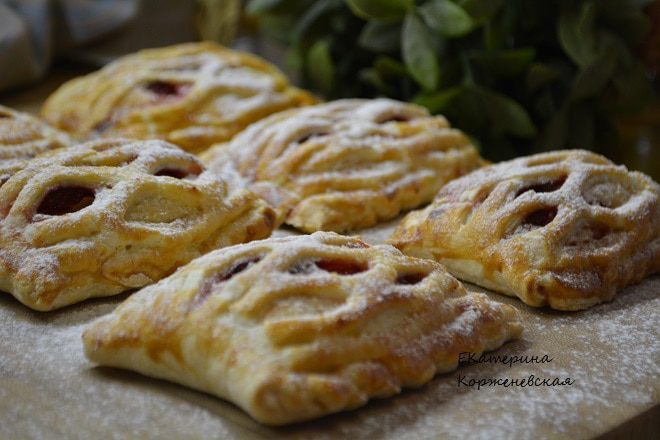 Слойки с творогом и клубникой