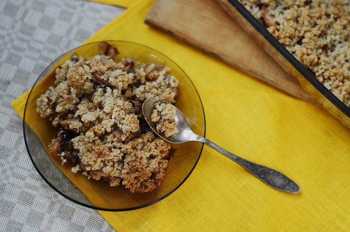 Овсяный крамбл с яблоками