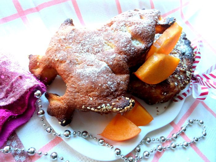 Шарлотка с ананасом и хурмой