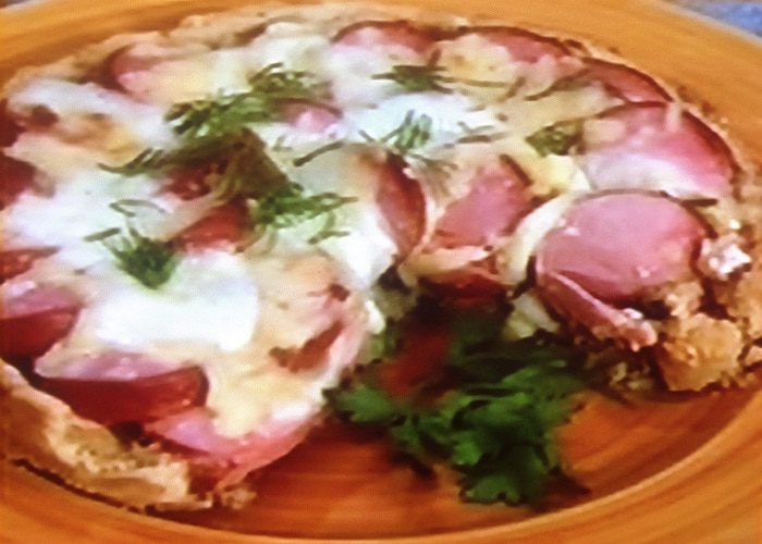 Пирог с сардельками