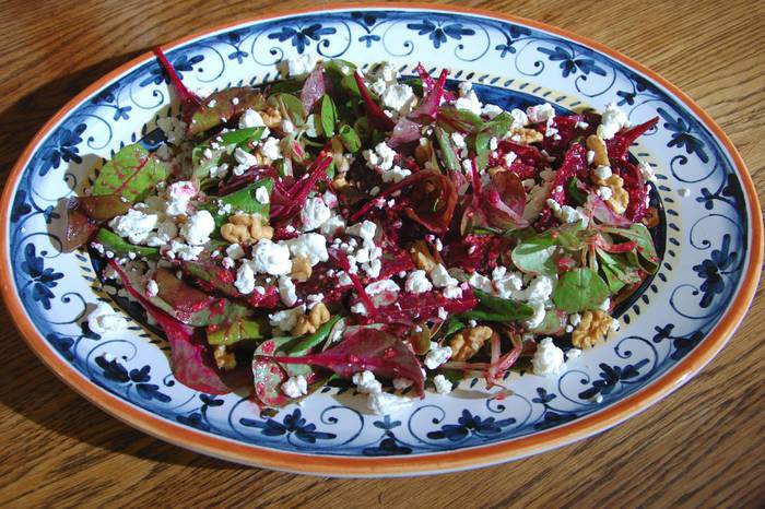 Салат со свеклой, анчоусами и грецкими орехами