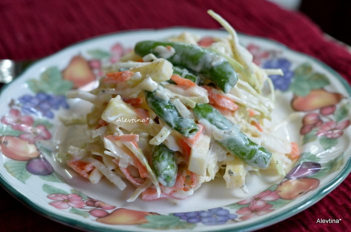 Салат с капустой и сладким стручковым горошком