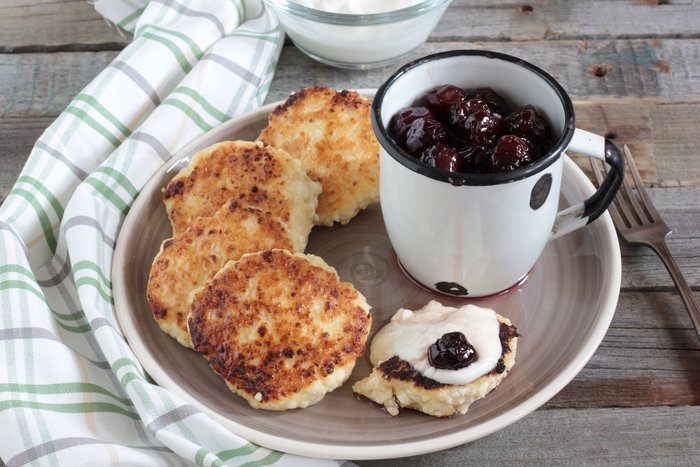 Сырники с вишневым соусом и корицей