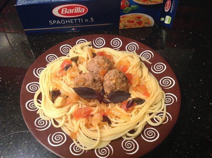 Спагетти с тефтельками с кедровыми орешками