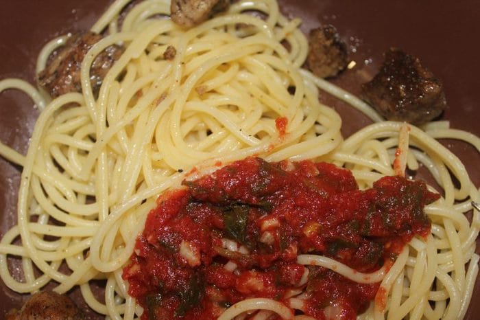 Спагетти с соусом