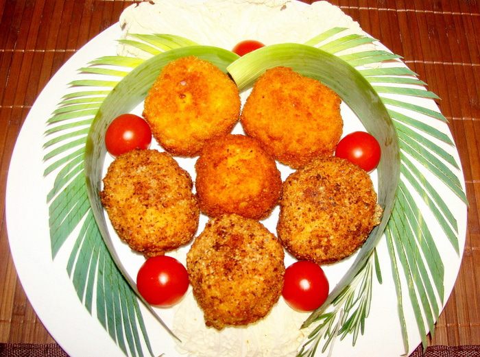 Сырные шарики с начинкой в ореховой панировке под "пьяной" клюквой