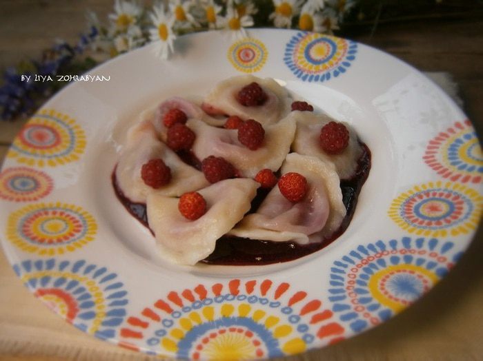 Вареники с вишней и ягодным соусом