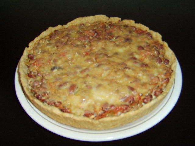 Киш с красной фасолью и тунцом