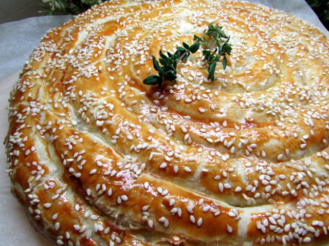 Слоеный пирог с форелью и картофелем