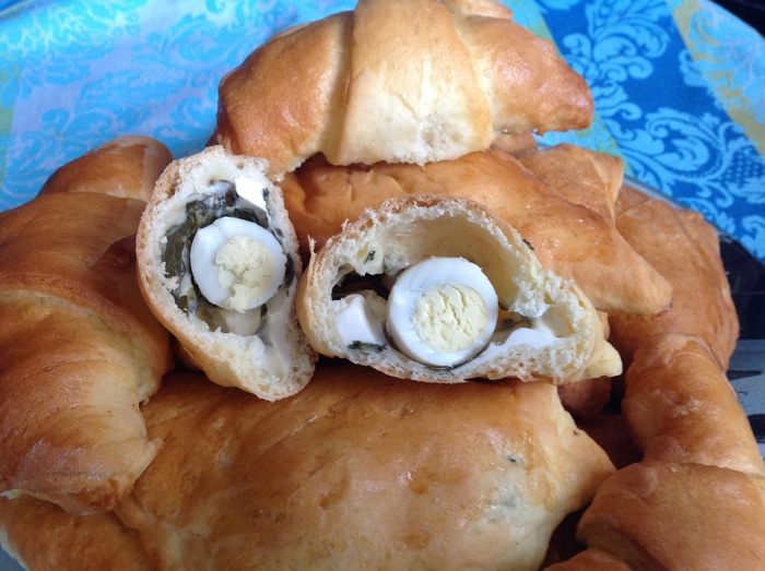 Слойки с щавелем, сыром и яйцом