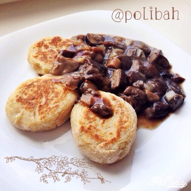 Картофельные оладьи с грибным соусом 