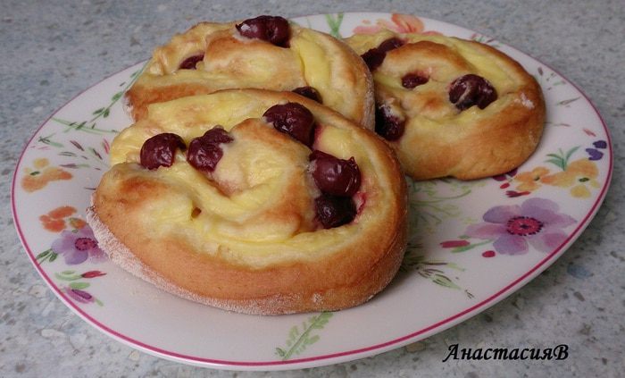 Дрожжевые плюшки с вишней и пудингом