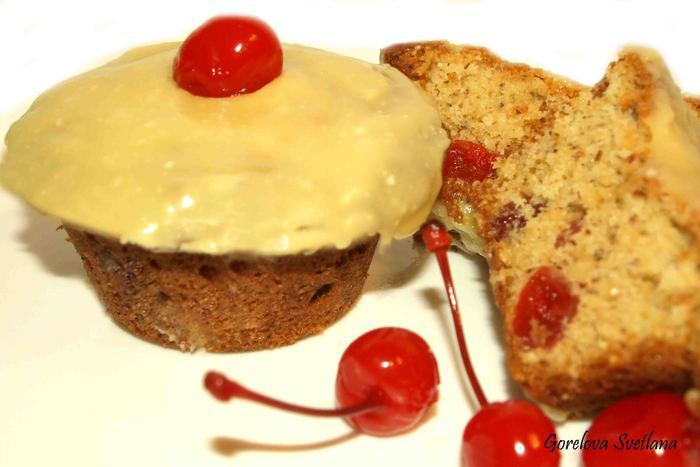 Кекс с сушеной вишней и ганашем из белого шоколада