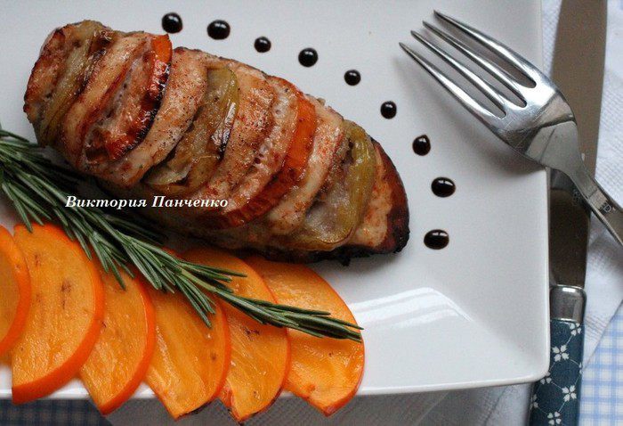 Куриное филе с хурмой и яблоками