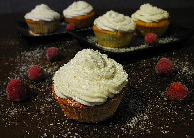 Клубнично-кокосовые маффины со сливочным кремом