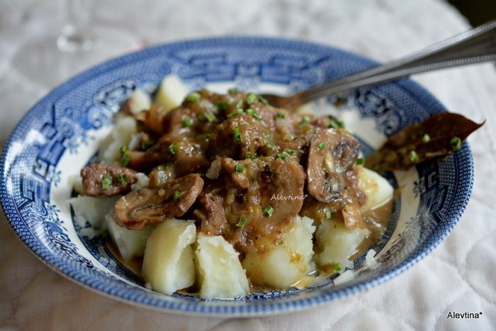 Говядина с луком-пореем и грибами