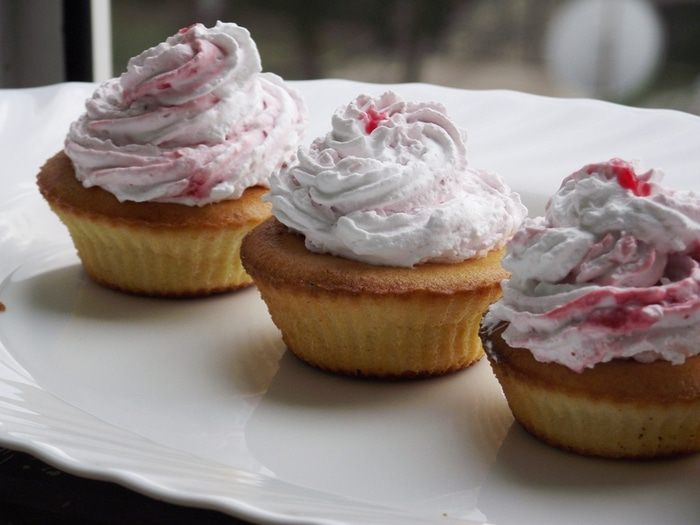 Лимонные капкейки со сливочно-малиновым кремом