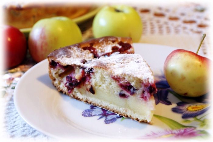 Яблочно-клюквенный пирог со сметанной заливкой