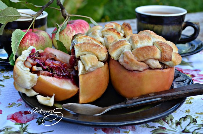 Яблоки, фаршированные карамелизированной сливой