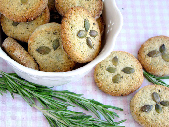 Печенье с тыквенными семечками и розмарином