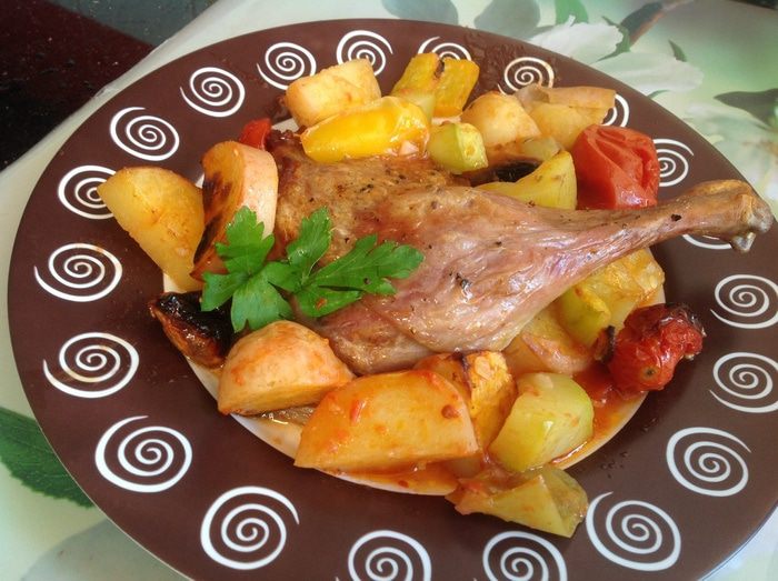 Утиные ножки, запеченные с овощами