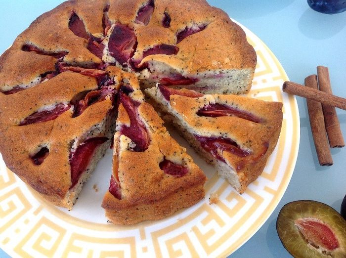 Сливовый пирог с маком и специями