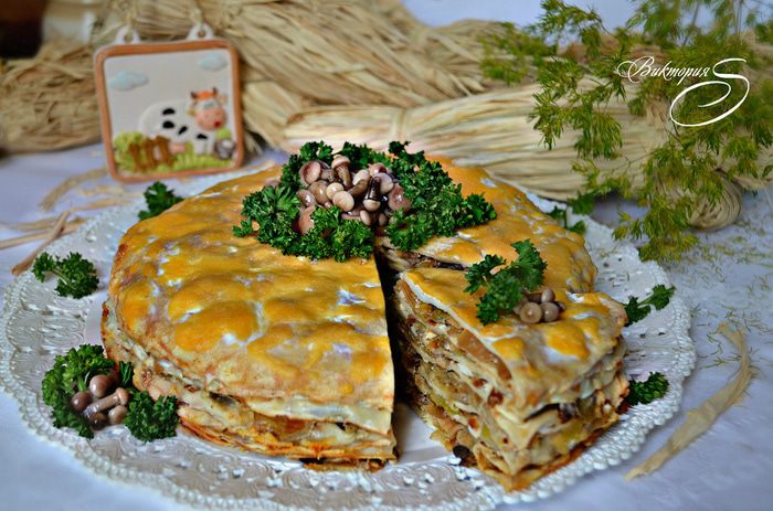 Закусочный блинный пирог с грибами и капустой