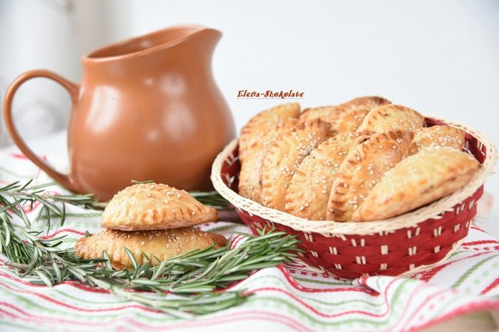 Пирожки с начинкой, тушенной в пиве и сыром