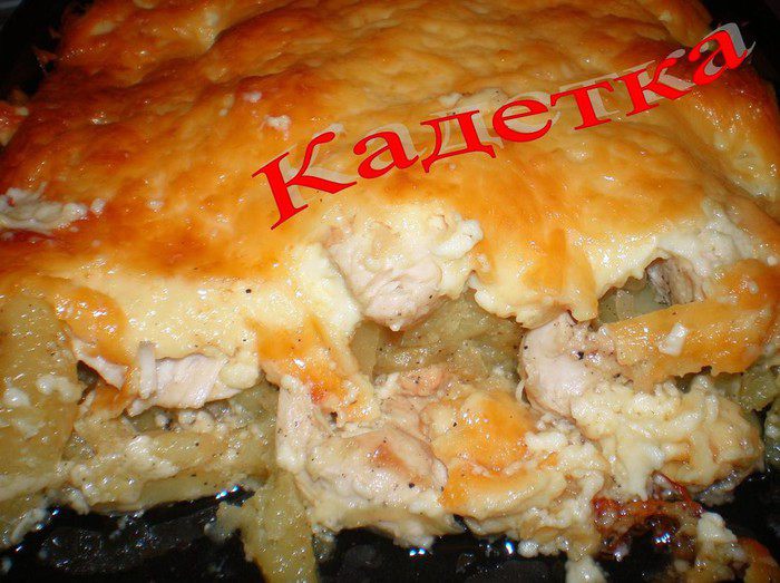 Картофельная запеканка с куриным филе под сыром