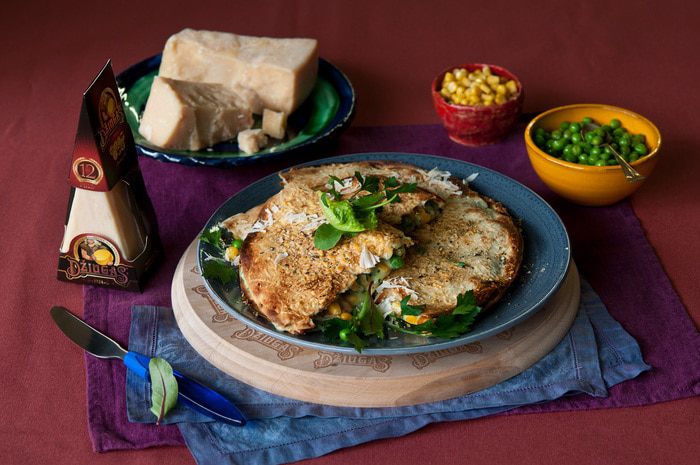 Кесадилья с курицей, горошком и сыром