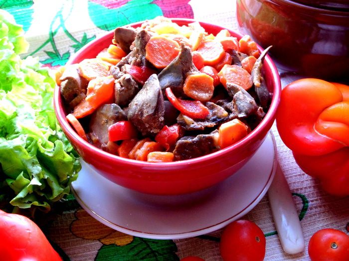 Печень в горшочке в сметанно-томатном соусе с овощами